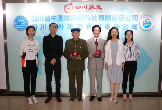 省月博集团发放庆祝中华人民共和国成立70周年纪念章